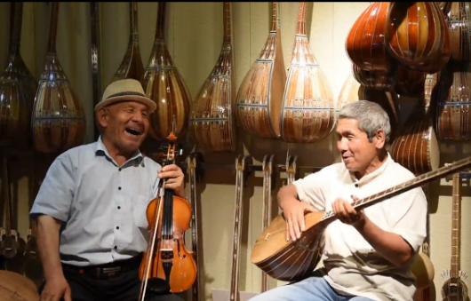 烏魯木齊仲夏夜 大巴扎里享愜意