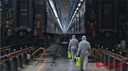 為列車消毒的“防疫”戰士