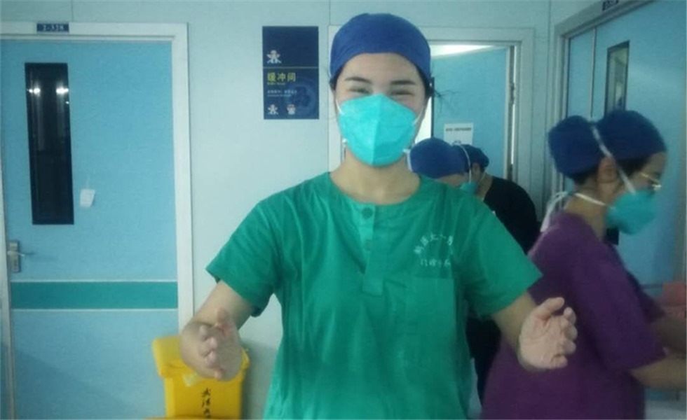 最美的逆行者：你笑起來真好看！一天下來，很多醫護人員的汗水浸透了衣服，臉頰被口罩帶勒出了深深的痕跡，久久不能恢復，累得吃不下飯、走不動路。