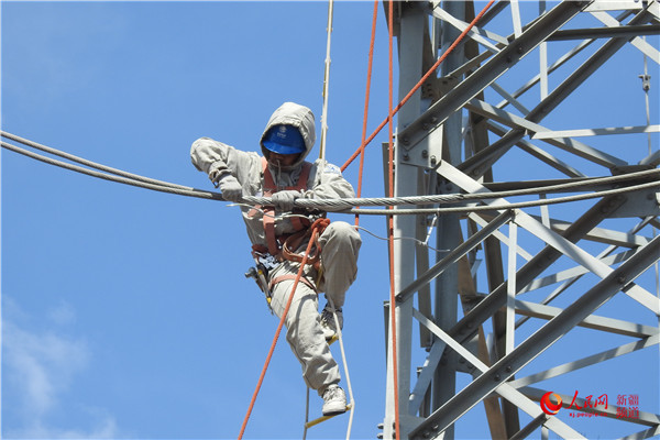 吐魯番供電公司：高溫下消除線路緊急缺陷