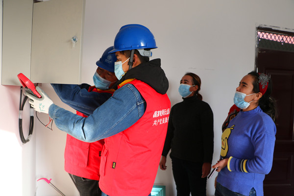 巴州供電公司：保障幸福大院溫暖過冬			? ? ? ?近日，國網巴州供電公司工作人員走進輪臺縣阿克薩來鄉幸福大院排查用電隱患，為居住在幸福大院的老人講解用電知識，全力保障幸福大院安心用電。