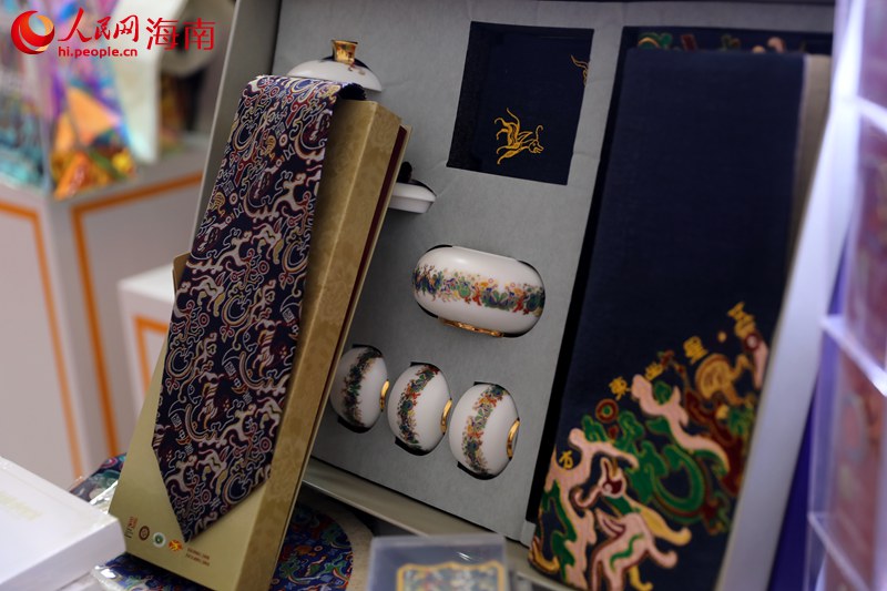 新疆館展出的文創產品。 人民網 孟凡盛攝