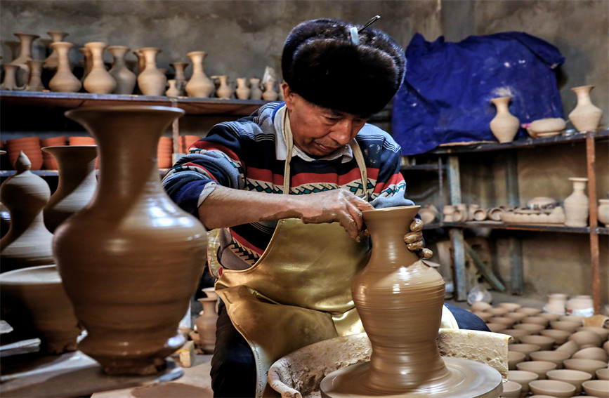 國家級非物質文化遺產——土陶第7代傳承人阿卜杜熱合曼·買買提敏正在制作土陶
