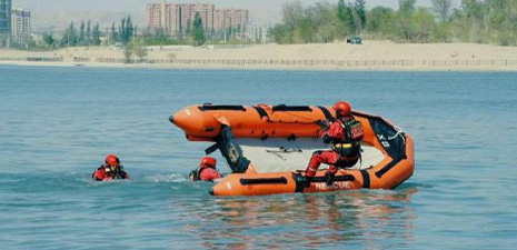 新疆消防救援隊伍開展水域救援實戰演練