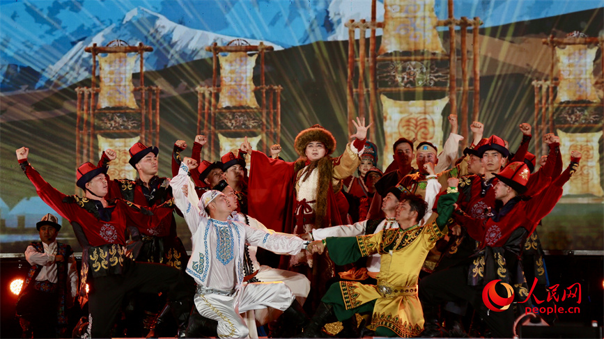 演員在表演歌舞劇《瑪納斯》。人民網 李龍攝