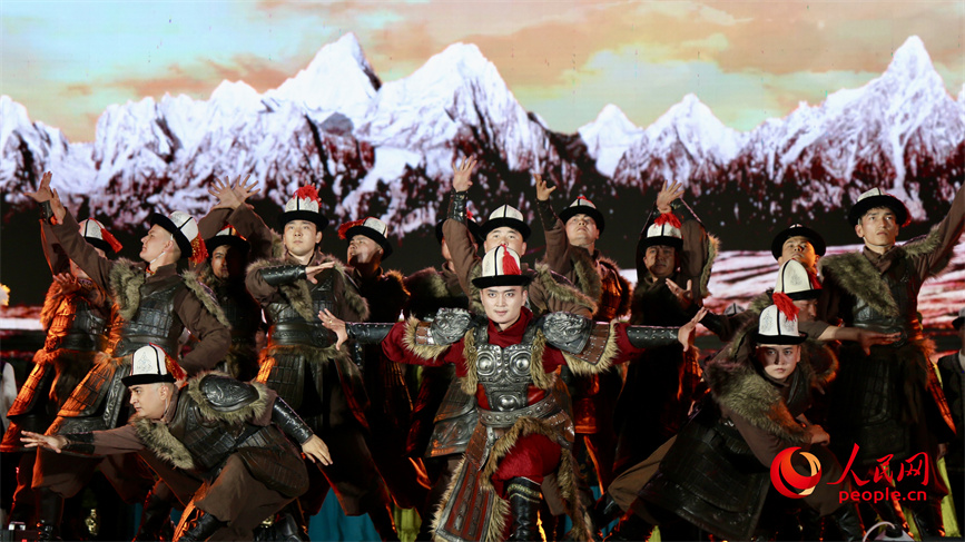 演員在表演歌舞劇《瑪納斯》。人民網 李龍攝