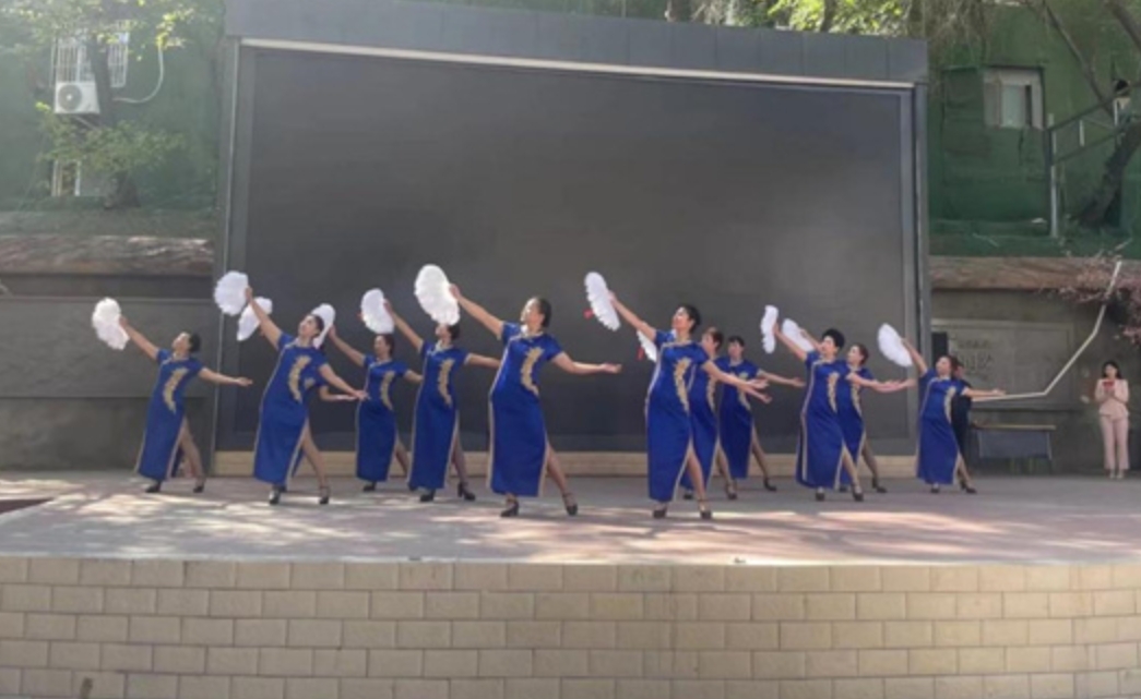 新疆殘疾人特殊藝術下基層展演走進水區9月20日，由烏魯木齊市殘疾人聯合會攜手水磨溝區殘疾人聯合會共同主辦的“國慶共歡騰 好歌頌華章”暨新疆殘疾人特殊藝術下基層展演（水磨溝站）活動在水塔山街道怡和社區拉開帷幕。通過“匯演+藝術展+市集”的多元化形式，為殘疾人搭建一個閃耀自我、交流思想的平臺，展現出自強不息的精神風貌。