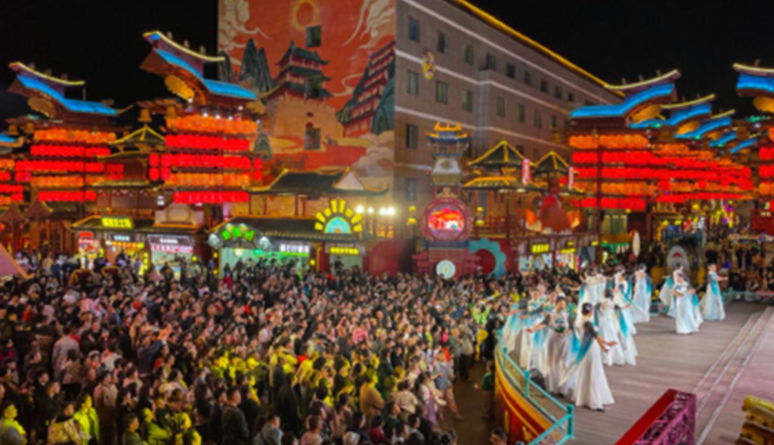 釋放多元產業價值 促假期消費活力持續升級游園賞月、悅享書香、看晚會……中秋假期三天，烏魯木齊市水磨溝區累計接待國內游客50.38萬人次，更多市民選擇走出家門，走進公園景區親近自然，來到文旅產業園樂享美好生活。9月15日至17日，水磨溝區累計接待國內游客按可比口徑同比增長74.17%，實現旅游收入按可比口徑同比增長92.2%。