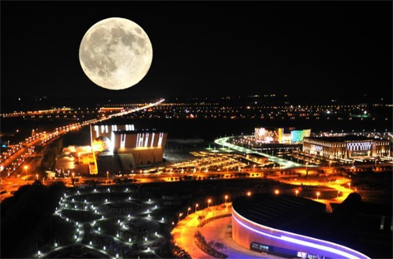 “超級月亮”點亮油城夜空