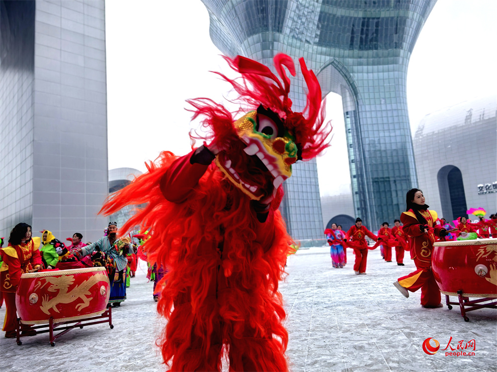 打起手鼓舞起龍，烏魯木齊群眾排練社火迎新春。人民網記者 韓婷攝