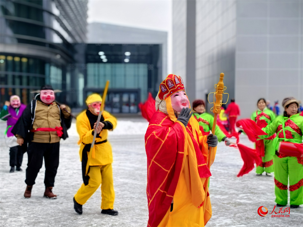 打起手鼓舞起龍，烏魯木齊群眾排練社火迎新春。人民網記者 韓婷攝