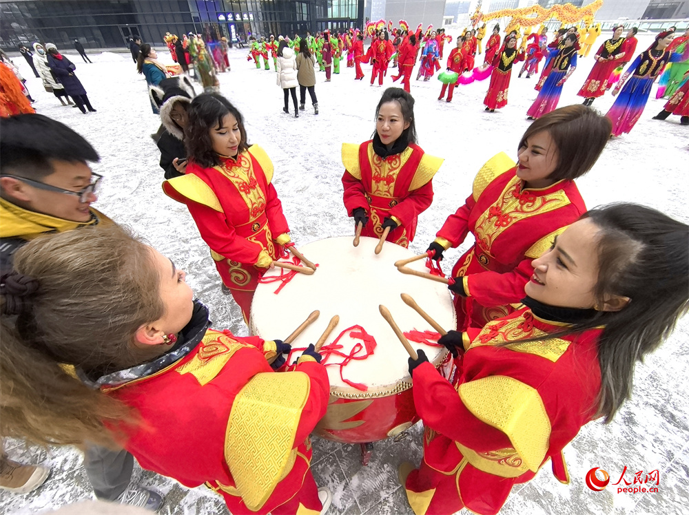 打起手鼓舞起龍，烏魯木齊群眾排練社火迎新春。人民網記者 韓婷攝