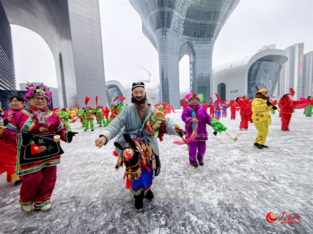 打起手鼓舞起龍，烏魯木齊群眾排練社火迎新春。人民網記者 韓婷攝