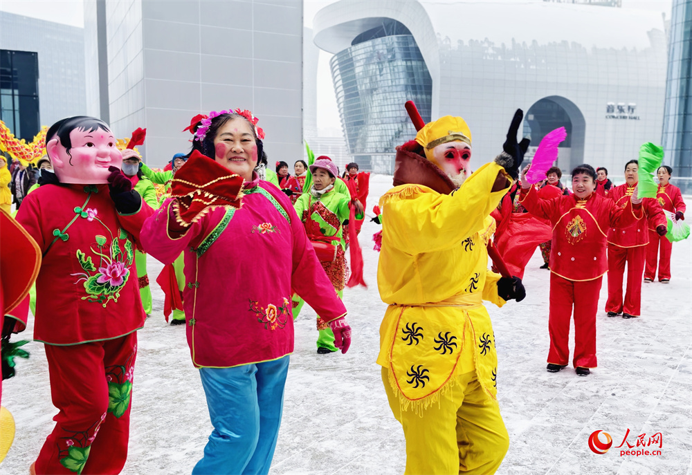 打起手鼓舞起龍，烏魯木齊群眾排練社火迎新春。人民網記者 韓婷攝