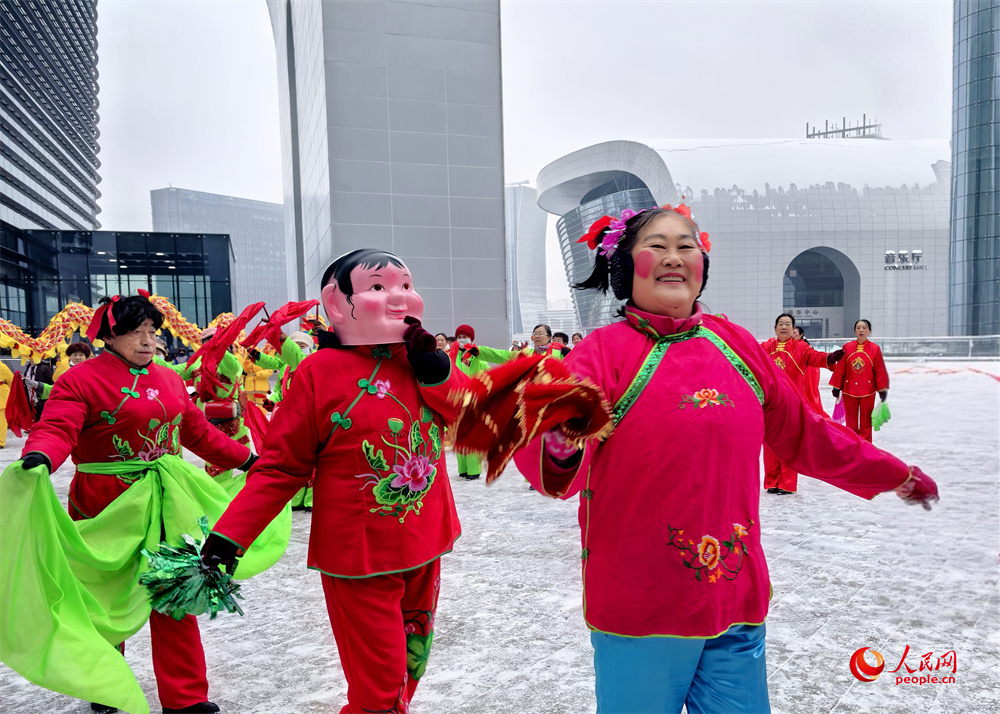 打起手鼓舞起龍，烏魯木齊群眾排練社火迎新春。人民網記者 韓婷攝