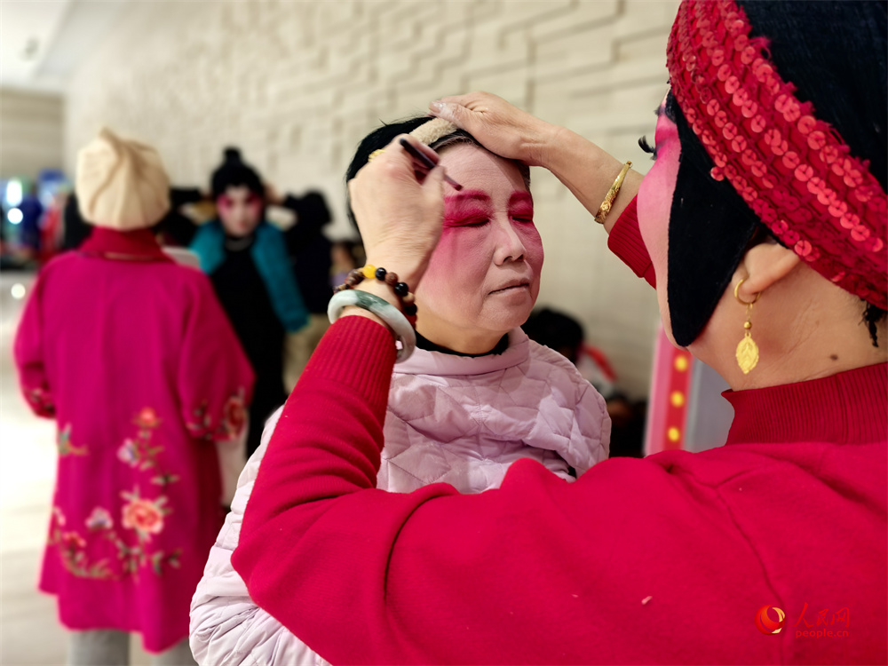 打起手鼓舞起龍，烏魯木齊群眾排練社火迎新春。人民網記者 韓婷攝