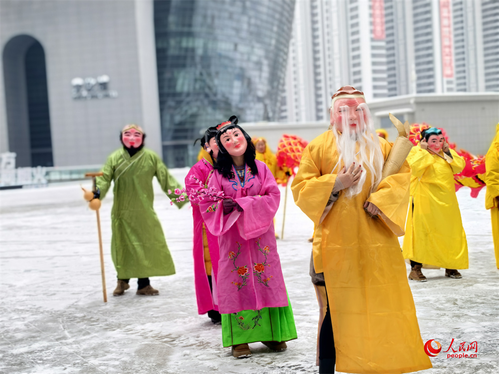 打起手鼓舞起龍，烏魯木齊群眾排練社火迎新春。人民網記者 韓婷攝