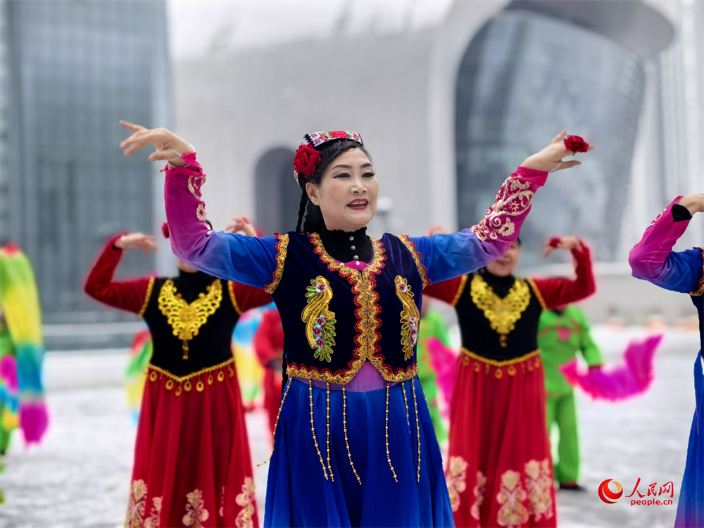 打起手鼓舞起龍，烏魯木齊群眾排練社火迎新春。人民網記者 韓婷攝