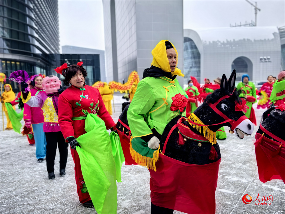 打起手鼓舞起龍，烏魯木齊群眾排練社火迎新春。人民網記者 韓婷攝