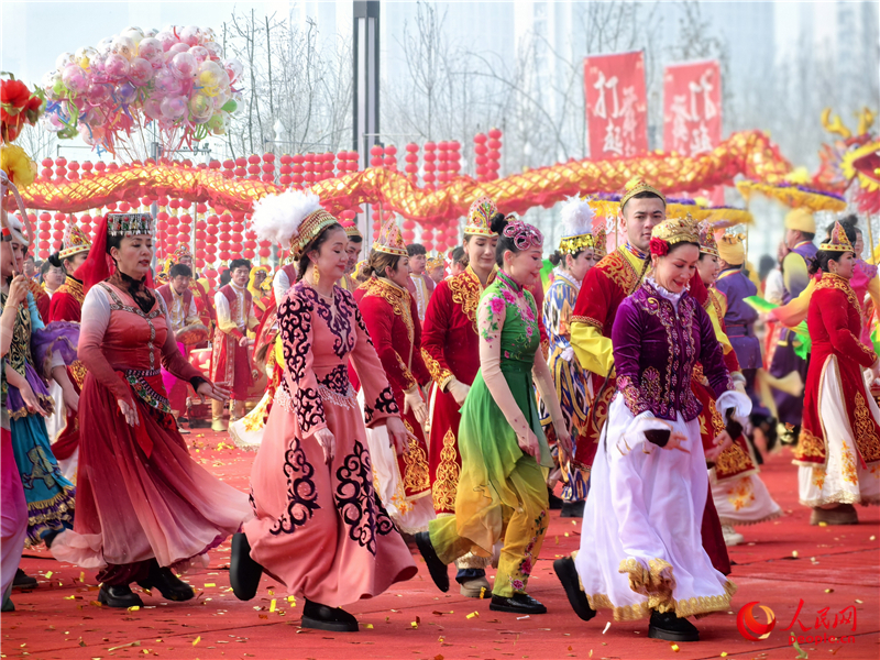 “打起手鼓 舞起龍”烏魯木齊社火鬧元宵展演活動舉行。人民網記者 韓婷攝