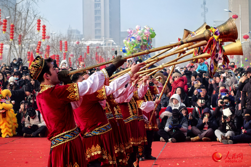 “打起手鼓 舞起龍”烏魯木齊社火鬧元宵展演活動舉行。人民網記者 韓婷攝