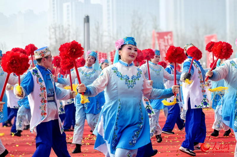 “打起手鼓 舞起龍”烏魯木齊社火鬧元宵展演活動舉行。人民網記者 韓婷攝