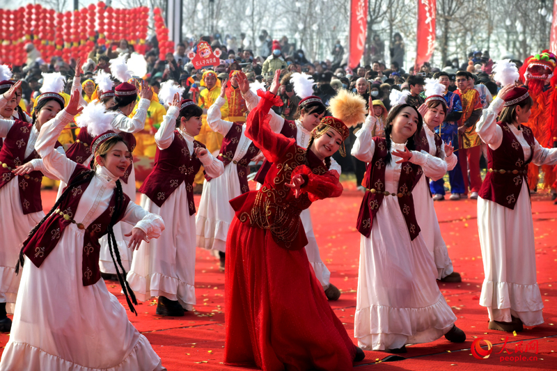 “打起手鼓 舞起龍”烏魯木齊社火鬧元宵展演活動舉行。人民網記者 韓婷攝