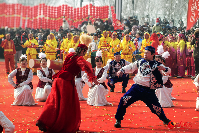 “打起手鼓 舞起龍”烏魯木齊社火鬧元宵展演活動舉行。人民網記者 韓婷攝