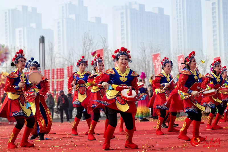 “打起手鼓 舞起龍”烏魯木齊社火鬧元宵展演活動現場。人民網記者 韓婷攝