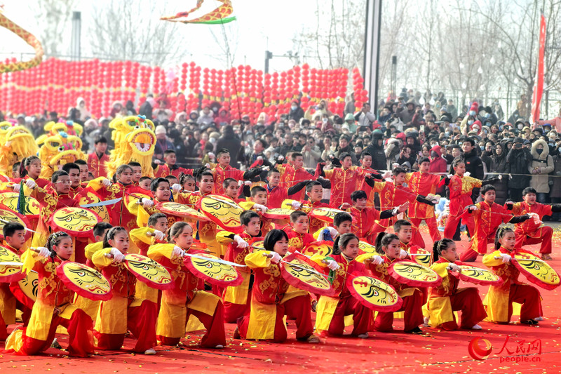 “打起手鼓 舞起龍”烏魯木齊社火鬧元宵展演活動現場。人民網記者 韓婷攝