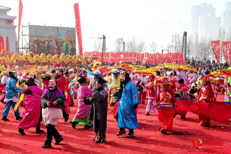 “打起手鼓 舞起龍”烏魯木齊社火鬧元宵展演活動現場。人民網記者 韓婷攝