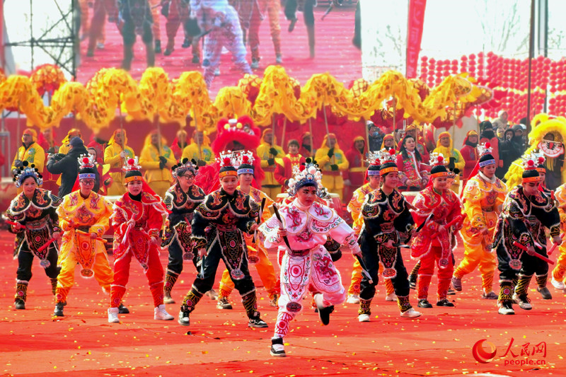 “打起手鼓 舞起龍”烏魯木齊社火鬧元宵展演活動現場。人民網記者 韓婷攝