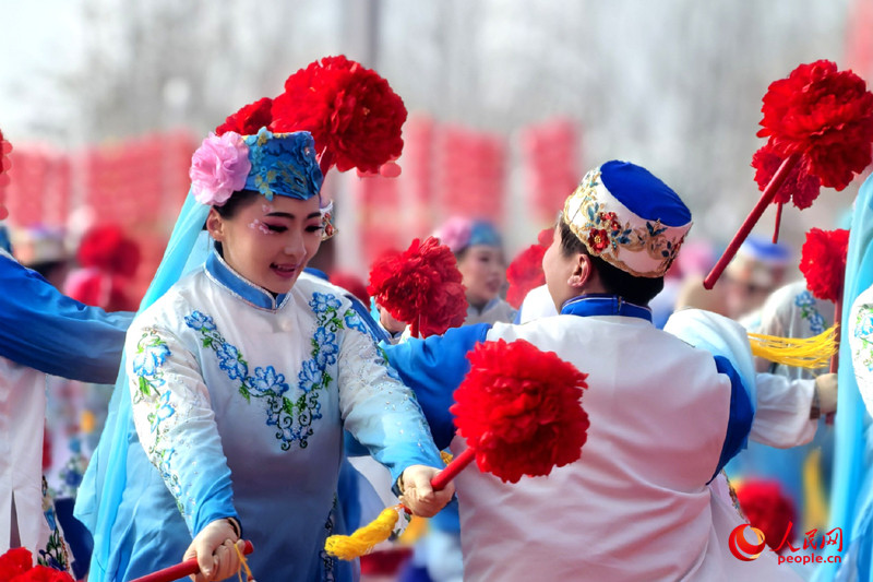 “打起手鼓 舞起龍”烏魯木齊社火鬧元宵展演活動現場。人民網記者 韓婷攝