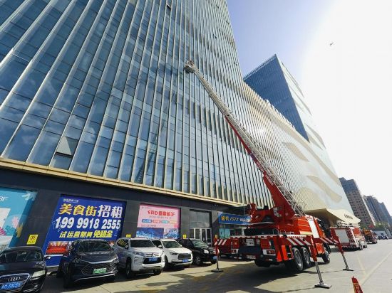 庫爾勒市消防救援大隊在福潤德大廈進行消防演練。馬天浩攝