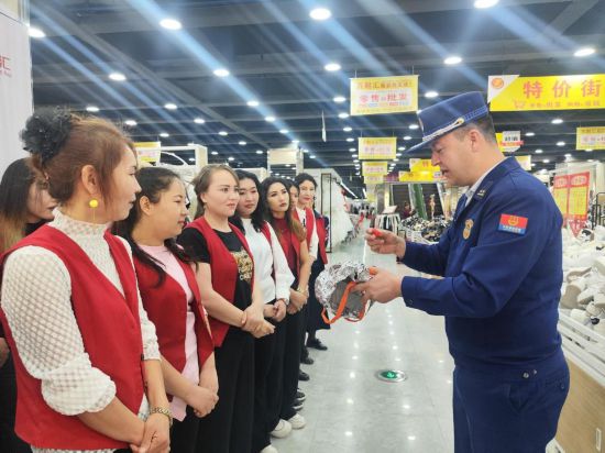 巴楚縣消防監督員正在講解防煙面罩的使用方法。地里夏提·玉素甫攝