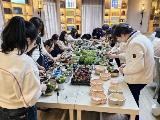 烏魯木齊市消防救援支隊的女同志們在花藝培訓老師的講解下專心種植多肉。