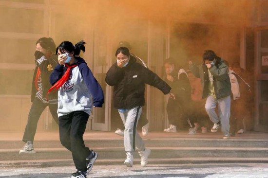 克拉瑪依市消防救援支隊走進學校，組織開展師生消防疏散演練。