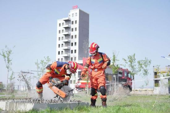 圖為培訓班開展地震救援技術培訓。朱子奇攝