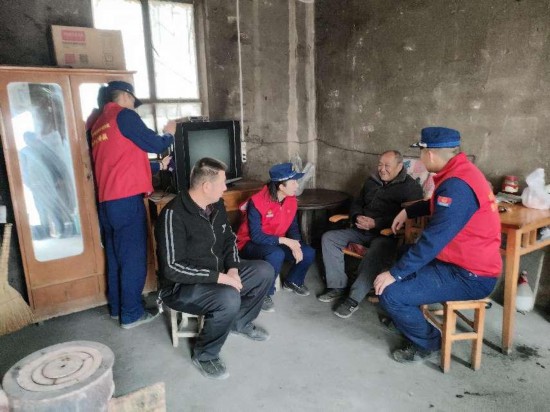 阿克蘇地區消防救援支隊的消防員們慰問孤寡老人。屈應娟攝