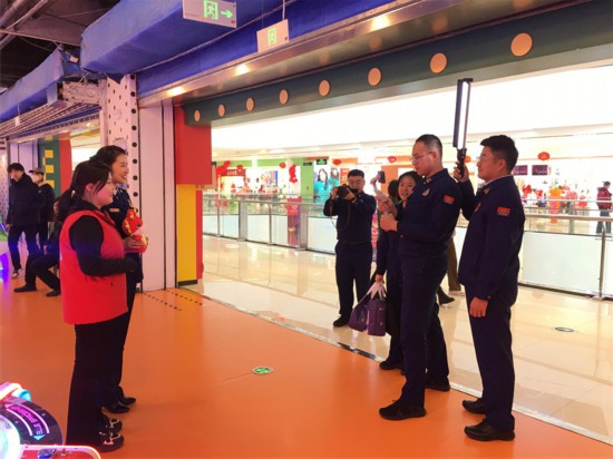 克拉瑪依市消防救援支隊消防宣傳人員給學生們上消防安全知識課。新疆消防供圖