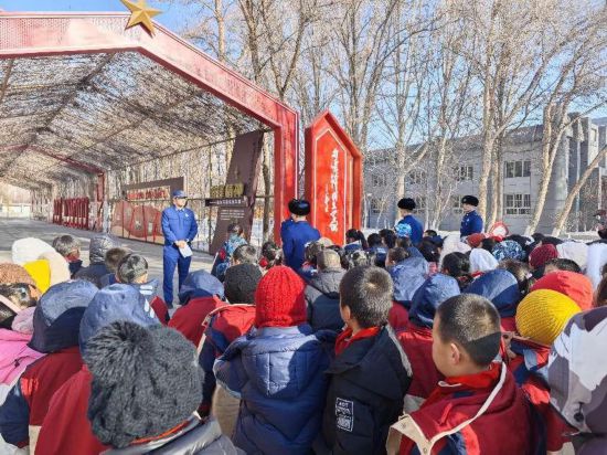 克拉瑪依區消防救援大隊消防員帶領學生們參觀雷鋒長廊。孫坤元攝