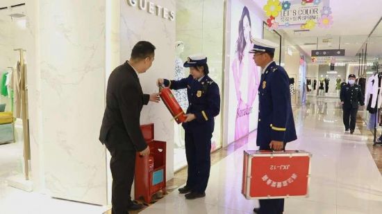 圖為博州消防救援支隊消防監督人員對轄區商市場進行消防安全檢查。肖珊珊攝