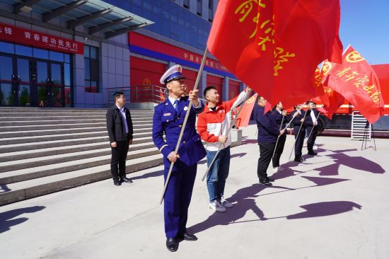 圖為哈密市消防救援支隊聯合市團委組織開展青年突擊隊授旗儀式。王雪嬌供圖