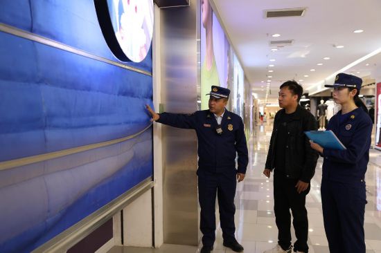 阿克蘇地區消防救援支隊消防監督員在檢查中發現，阿克蘇市太百購物中心防火卷簾密封性差，要求立即整改。汪渝攝