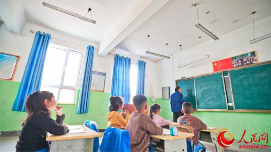 達里雅布依鄉中心小學一年級學生們正在上課。人民網 李欣洋攝